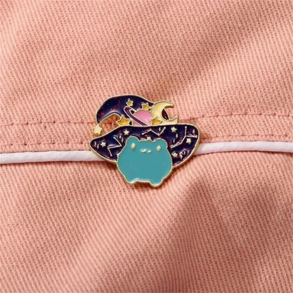 Cute Halloween cartoon teal frog with black wizard hat moon stars enamel pin - Picture 3 of 5
